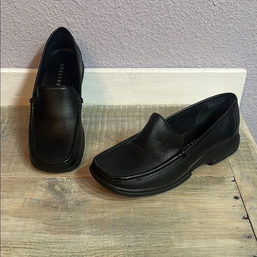 EUC Crossroads Black Leather Loafers- essential wardrobe addition Sz 9